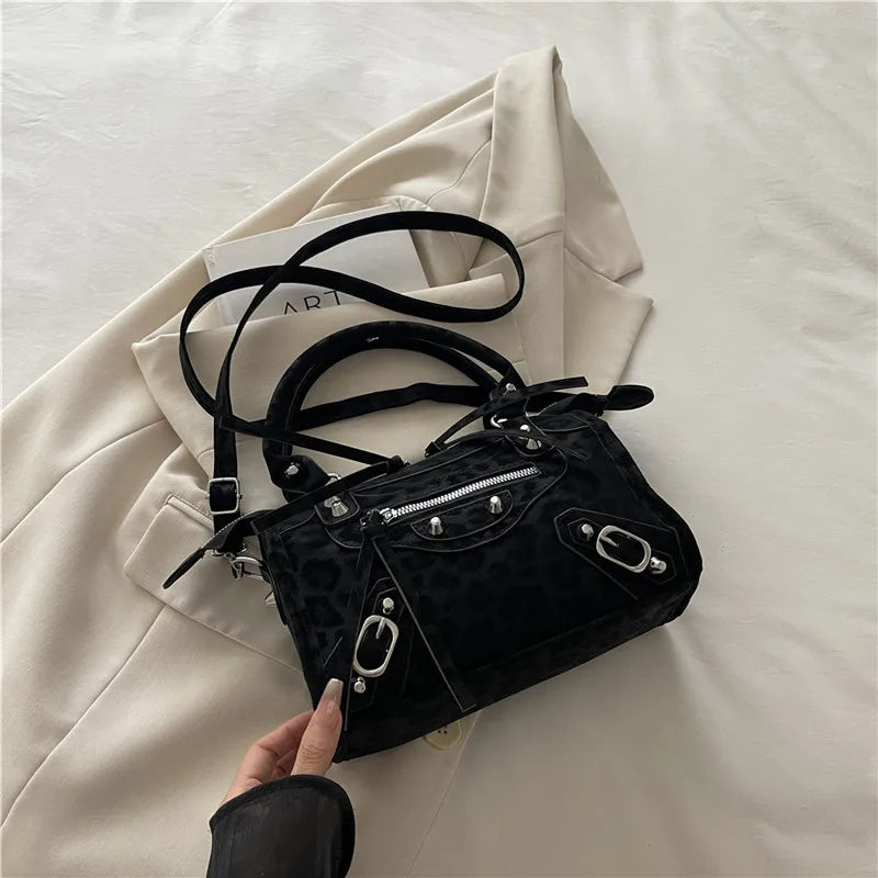 REBEL | Bolso Bowling con Remaches