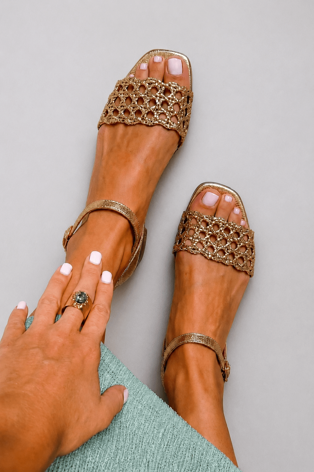 AURORA | Sandalias Doradas con Encanto Veraniego